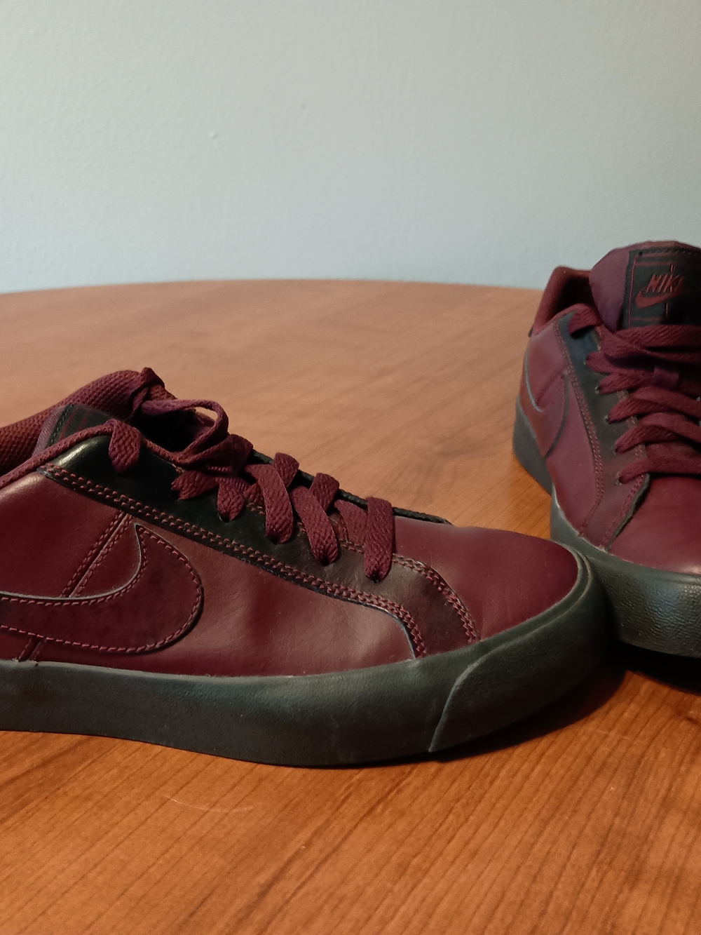 Nike Womens Low Shoes cd7002-600 Maroon Size 7 Leather Black Soles